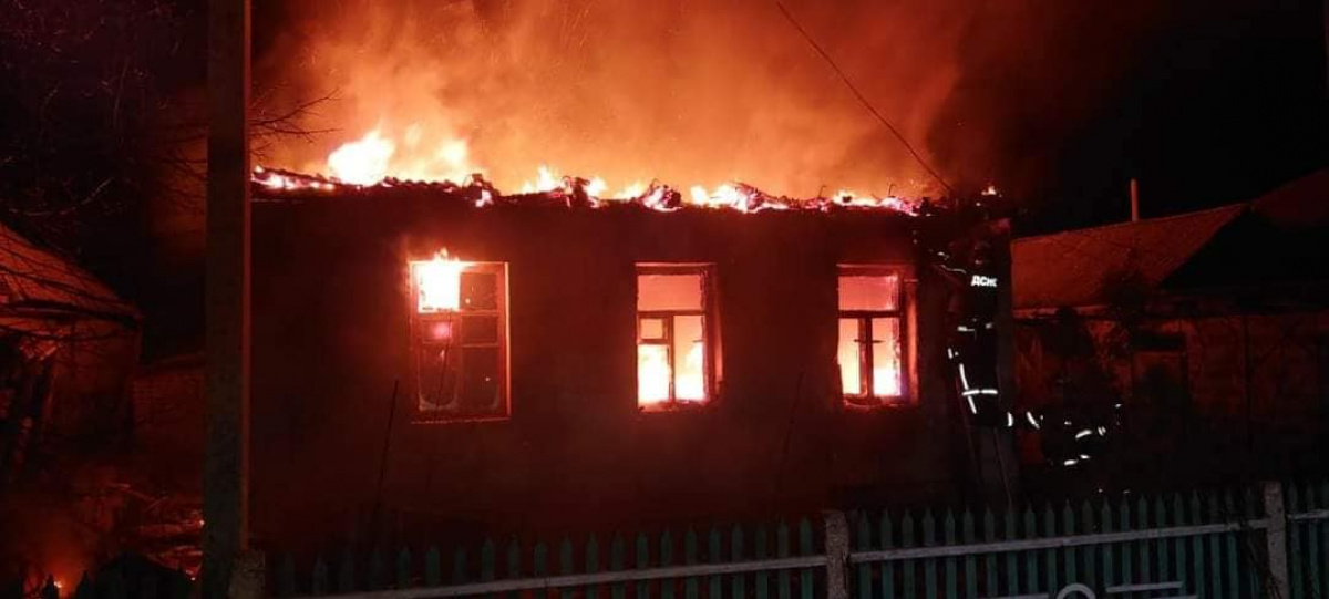 Пожар в жилом доме в Станице Луганской. Фото: ГСЧС Украины