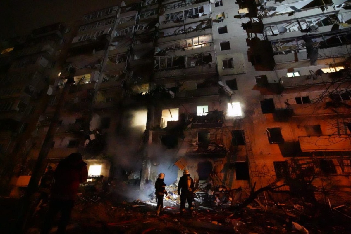 Многоэтажный дом в Киеве пострадал в результате российской атаки 