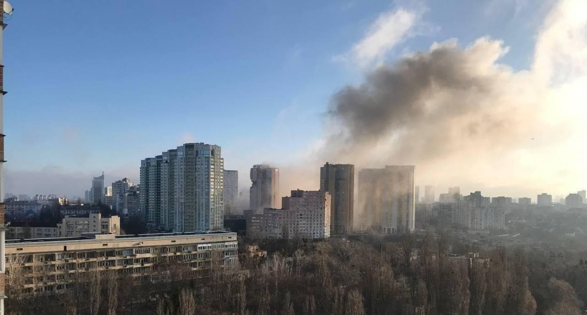 В Киеве ракета попала в жилой дом. Фото из соцсетей