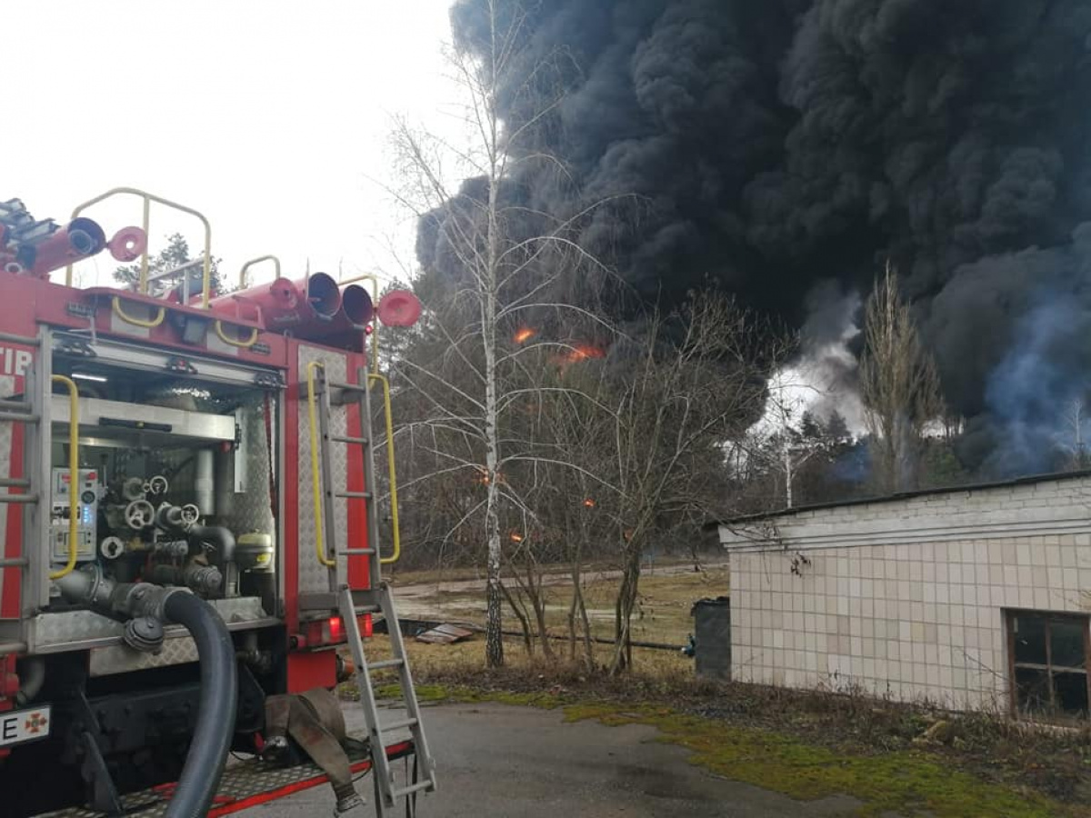 В результате обстрела на нефтебазе в Чернигове возник пожар. Фото: ГСЧС Украины