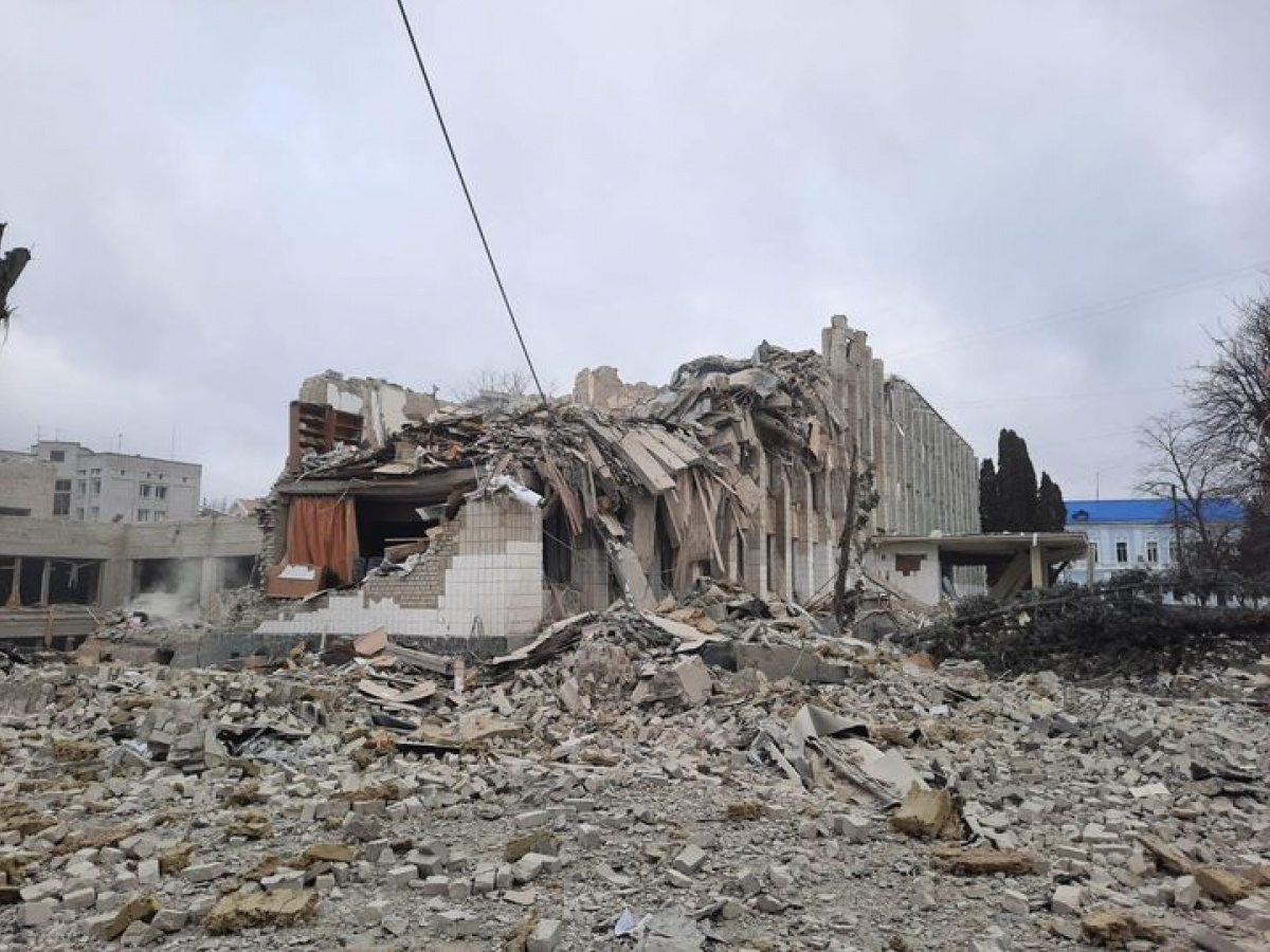 Разрушенное здание школы в Житомире.
Фото: Facebook Olena Galaguza.