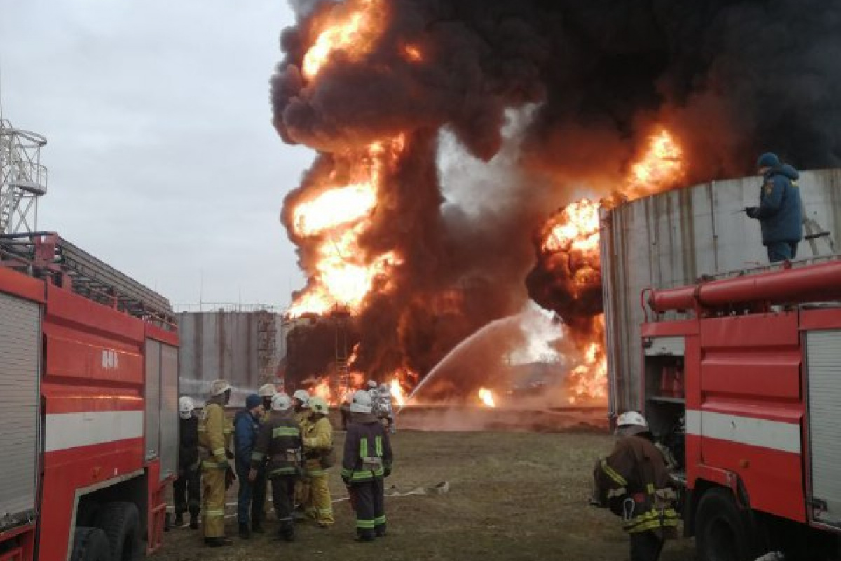 Пожар на нефтебазе в Луганске. Фото: «ЛИЦ»