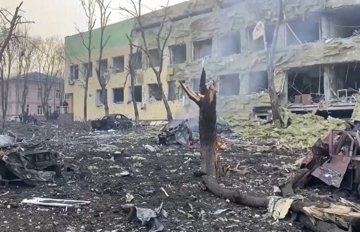 Детскую больницу в Мариуполе разбомбили. Скриншот
