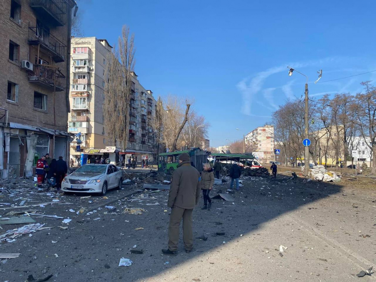 Обломки российской ракеты упали на улицу Киева. Есть погибший и пострадавшие