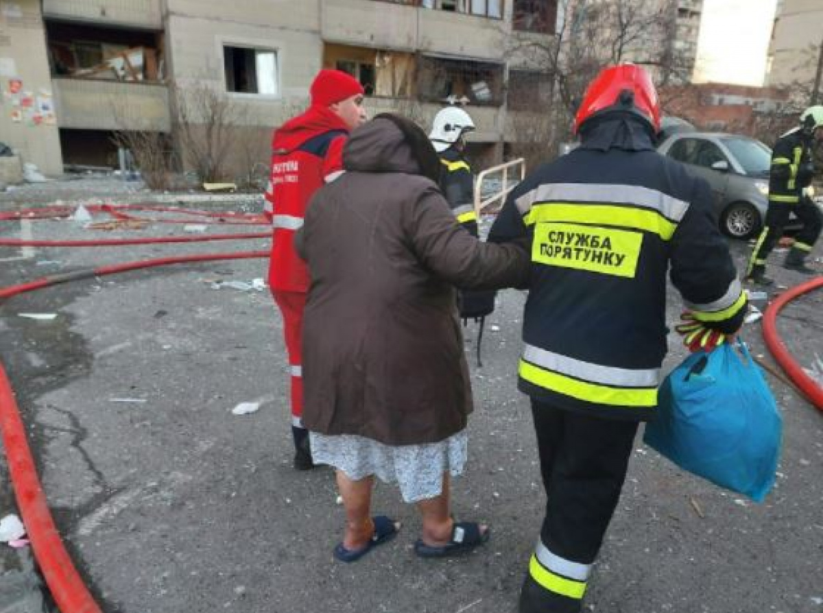 Обломки ракеты упали на многоэтажку в Киеве, пострадали люди