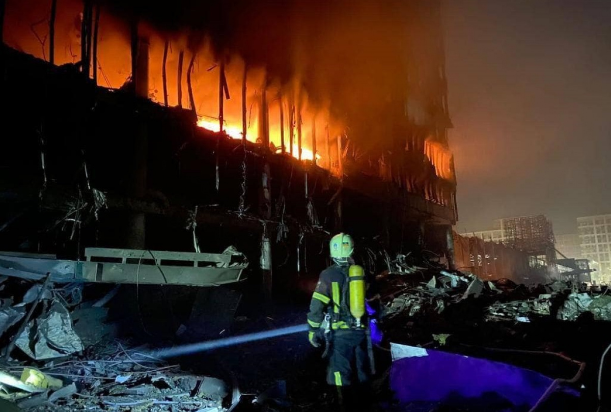 Пожар после ракетного удара в Киеве. Фото: ГСЧС