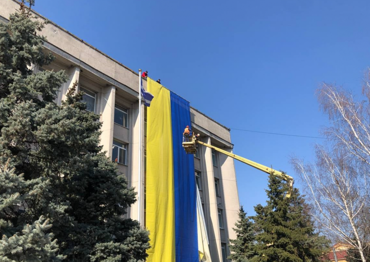 На горсовет Херсона вывесили флаг Украины