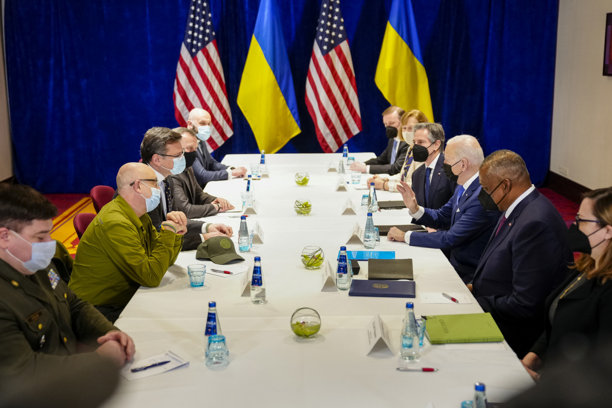 Встреча Байдена с Кулебой и Резниковым в Варшаве 26 марта. Фото: Пресс-служба президента США