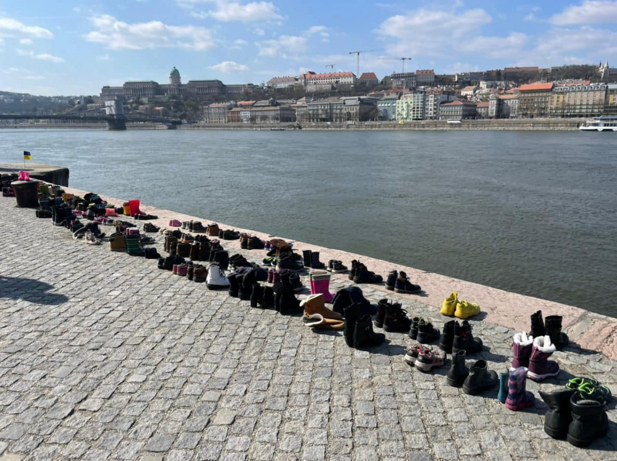 Новая «обувь на берегу Дуная». В память о погибших мариупольцах жители Будапешта провели акцию