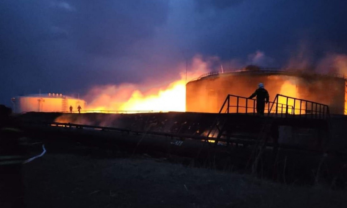В результате обстрелов в Луганской области горит школа и нефтяное хранилище, есть жертвы