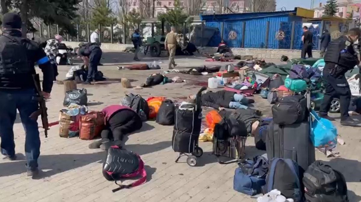 Последствия обстрела жд-вокзала в Краматорске: десятки раненых и убитых