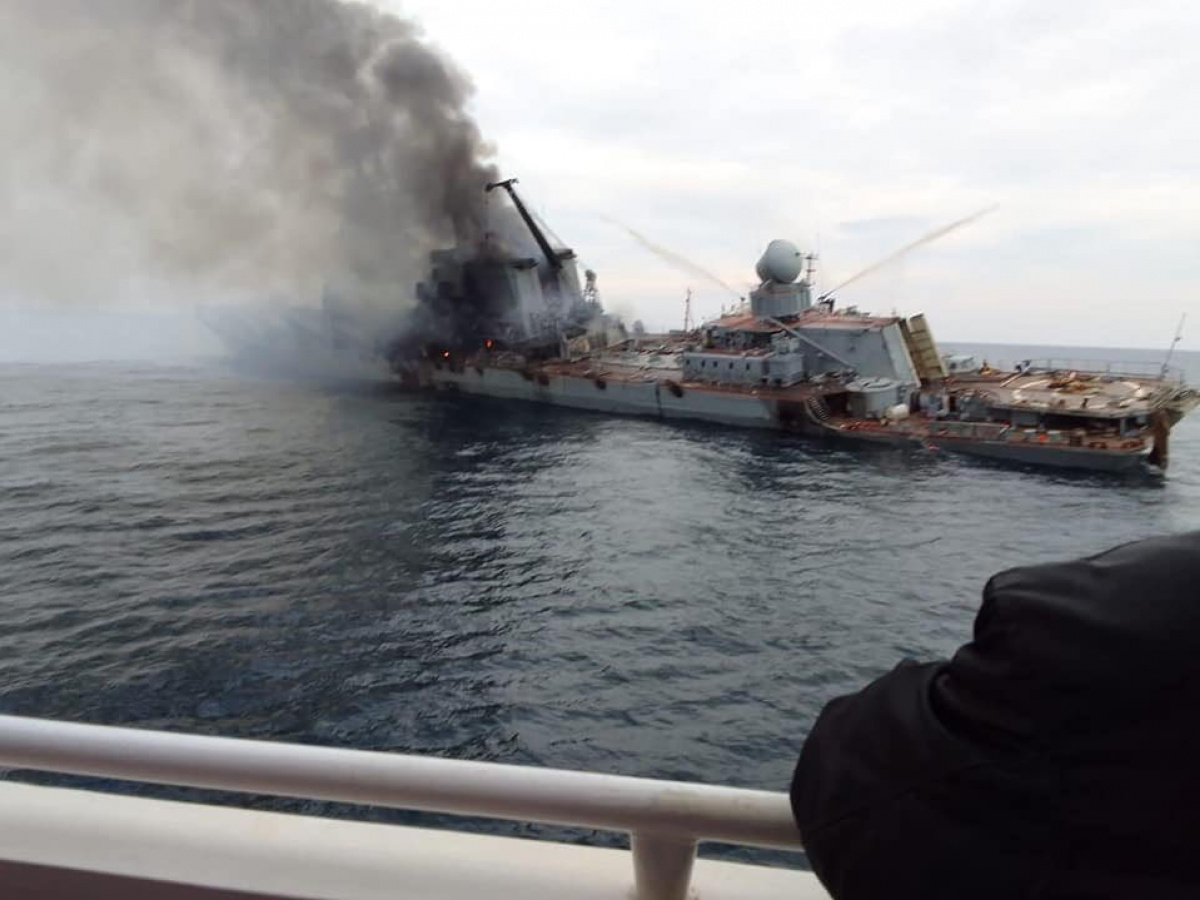 Появились снимки крейсера «Москва» во время пожара