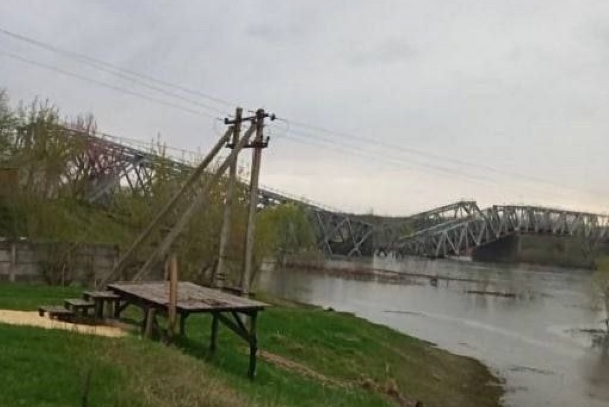 На границе Донецкой и Луганской областей взорвали железнодорожный мост