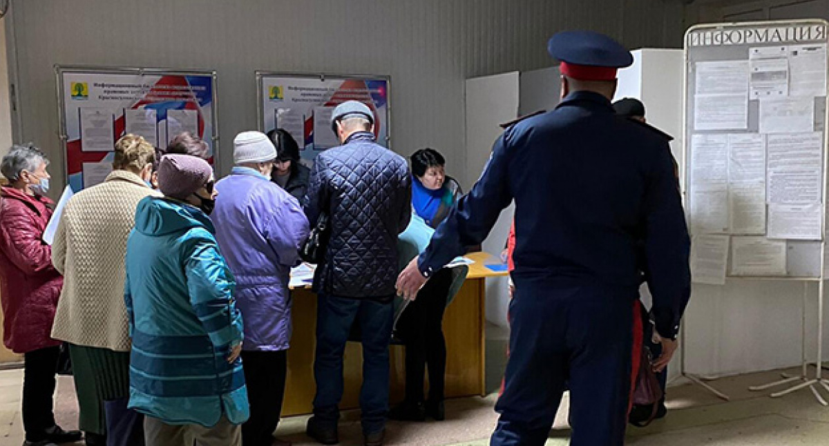 Жители Донбасса оформляют документы в администрации Красного Сулина. Фото: «Кавказский узел»