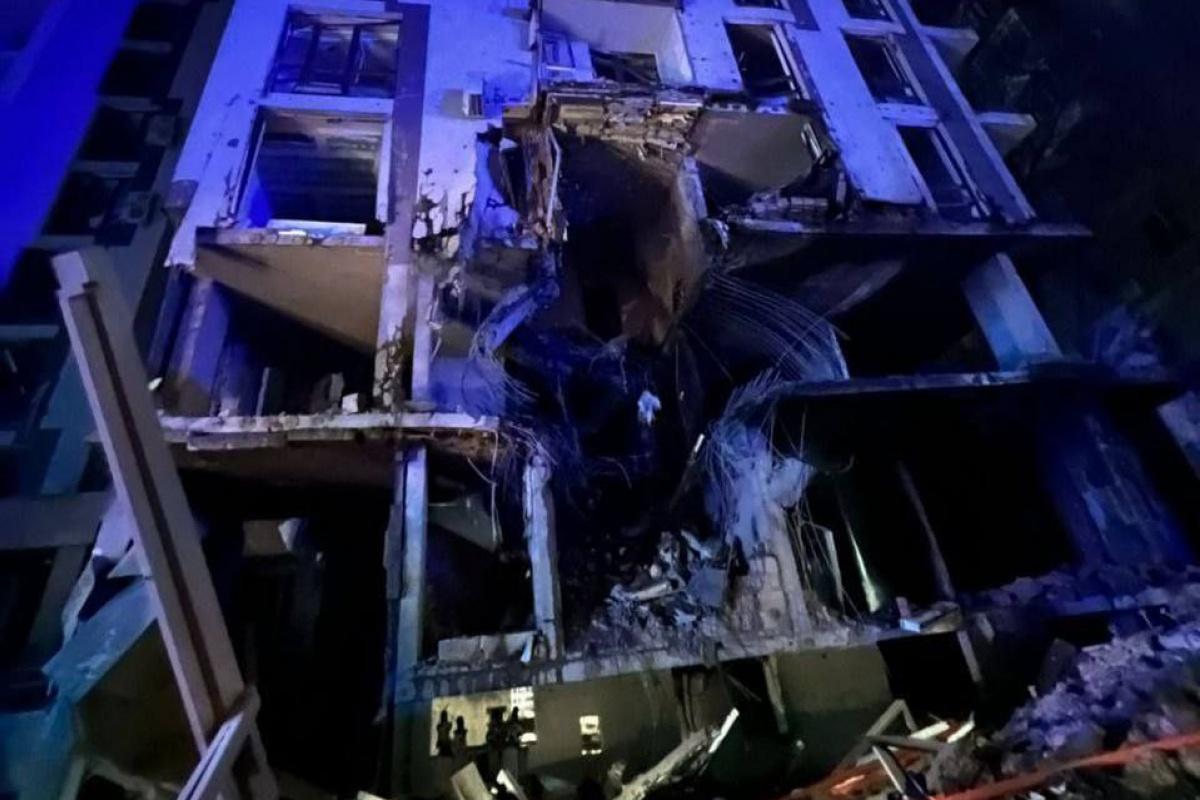 Попадание в жилой дом в Киеве. Фото из соцсетей