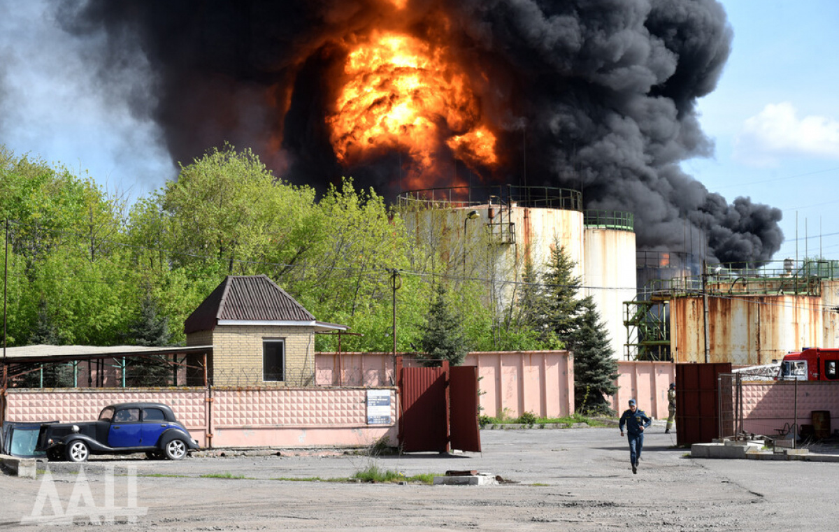 Пожар на нефтебазе в Макеевке. Фото: ДАН