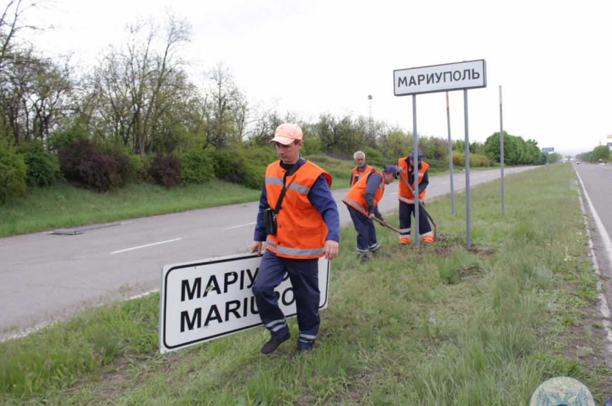 «ДНР» меняет дорожные знаки. Фото: «ДАН»