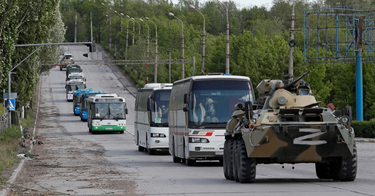 Автобусы с украинскими военными с «Азовстали» 17 мая. Фото: Reuters