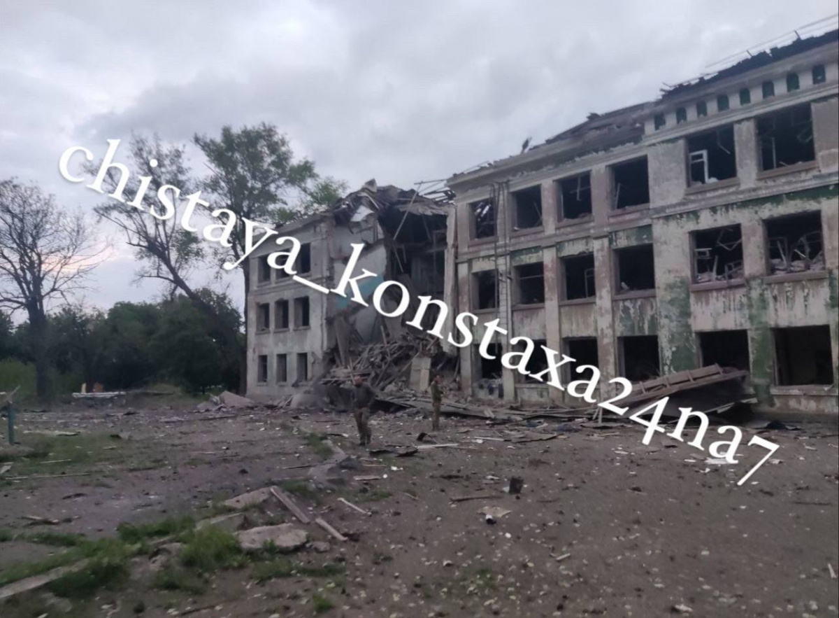 Войска РФ обстреляли здание школы и ДЮСШ в Константиновке