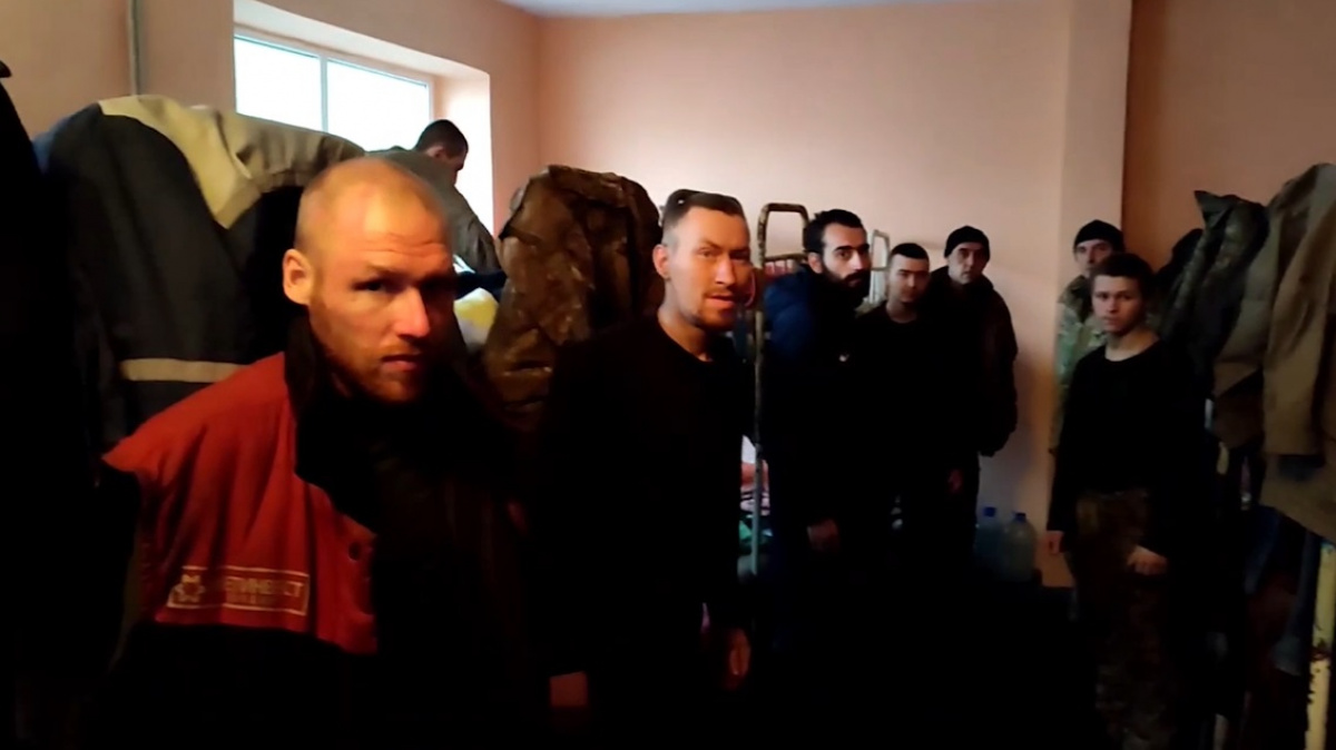 Россия показала условия содержания пленных украинских военных с «Азовстали»