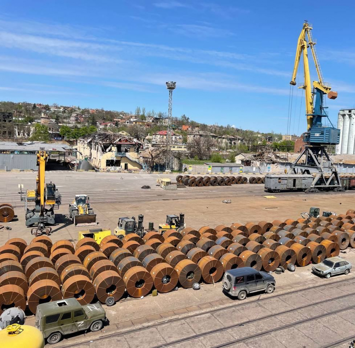 Рулоны металла в Мариупольском порту. Фото: Петр Андрющенко / Telegram