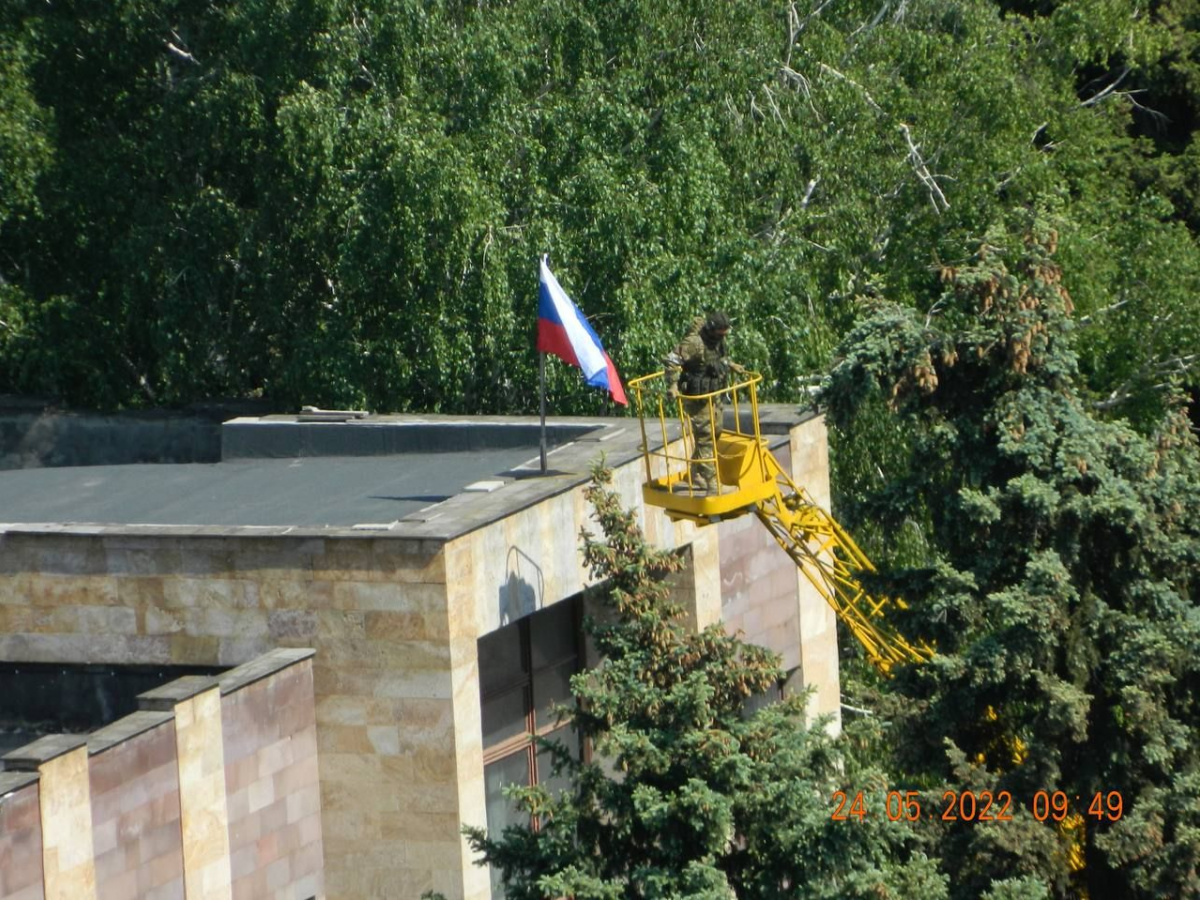 На горсовете Светлодарска вывесили флаг России. Фото: WarDonbass. Война на Донбассе / Telegram