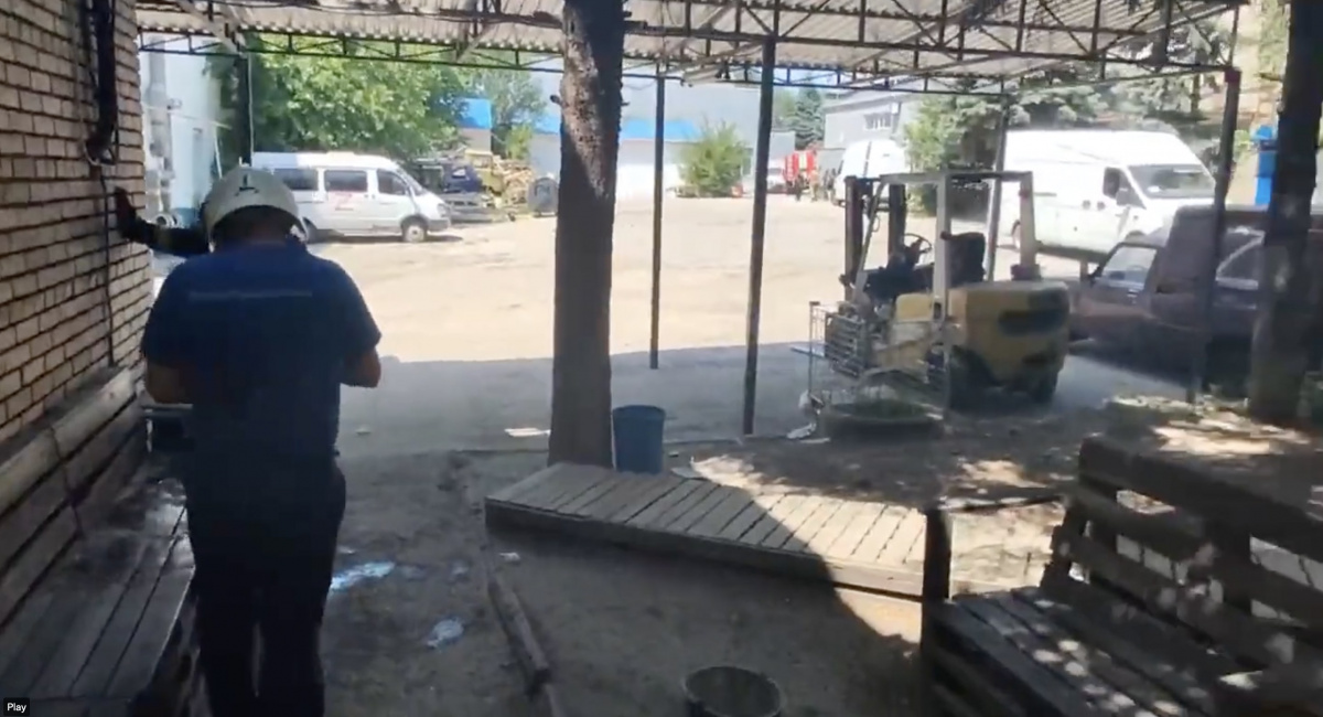 На складе в Донецке увидели автомобили с символикой «Z». Скриншот