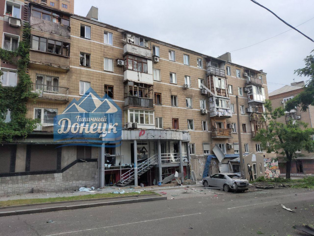 Последствия обстрела улицы Университетской в Донецке. Фото: Telegram-канал «Типичный Донецк»