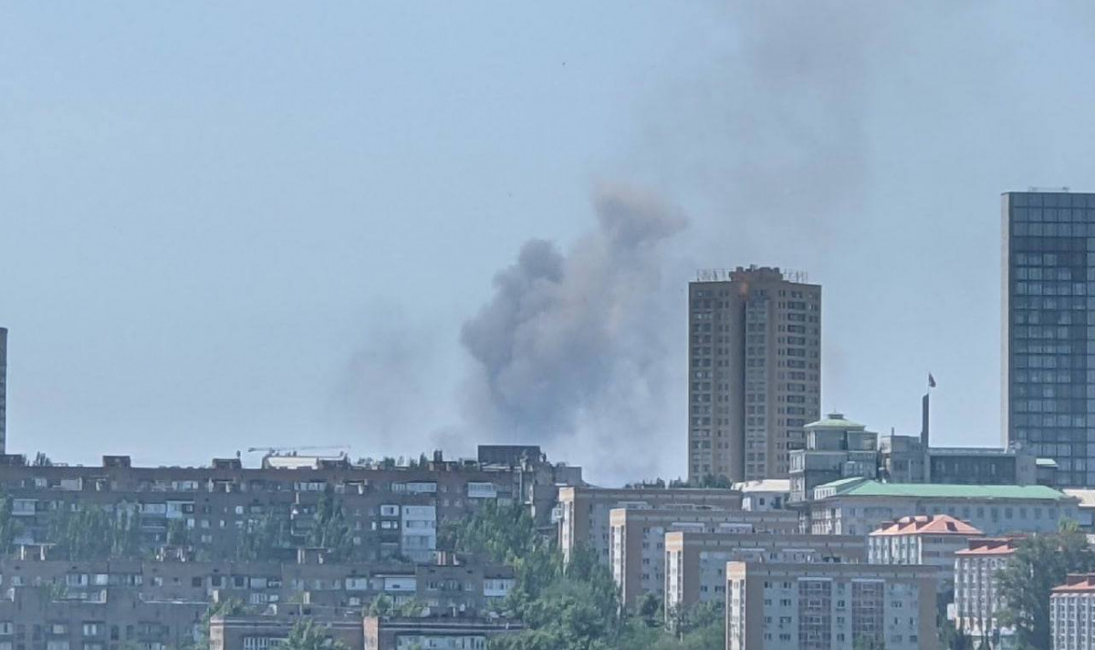 В Донецке горит склад боеприпасов