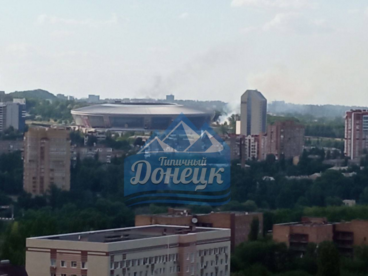 Пожар возле «Донбасс Арены». Фото: «Типичный Донецк»