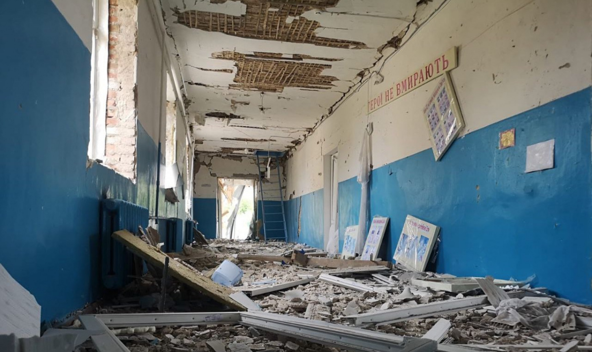 Последствия обстрела школы в Донецкой области. Фото: ОВА