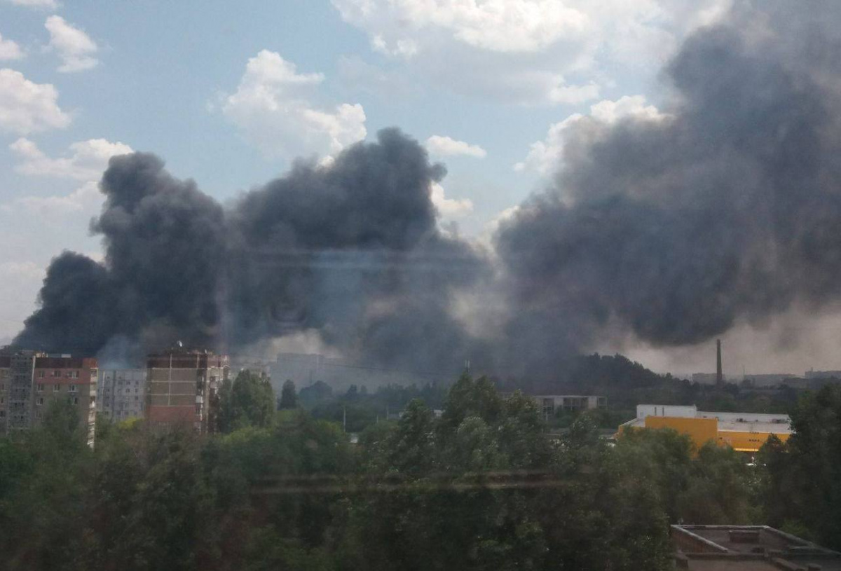 Пожар в «Камаз-Центре» в Донецке. Фото из соцсетей