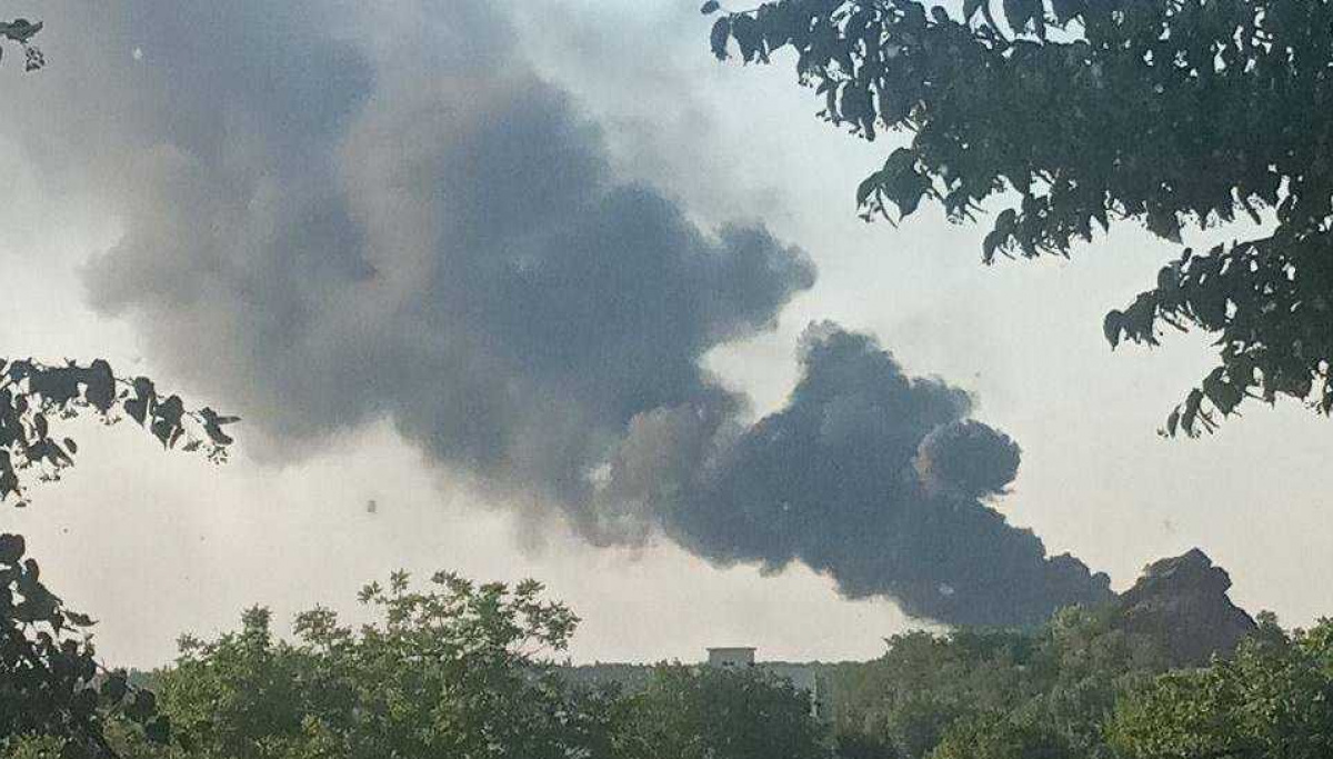 Пожар на нефтебазе в Донецке. Фото из соцсетей