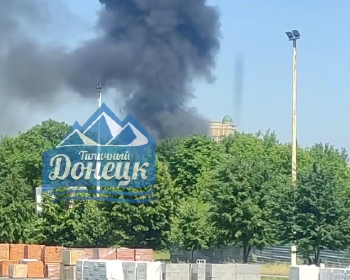 В Донецке продолжается пожар на территории «Камаз-Центра»