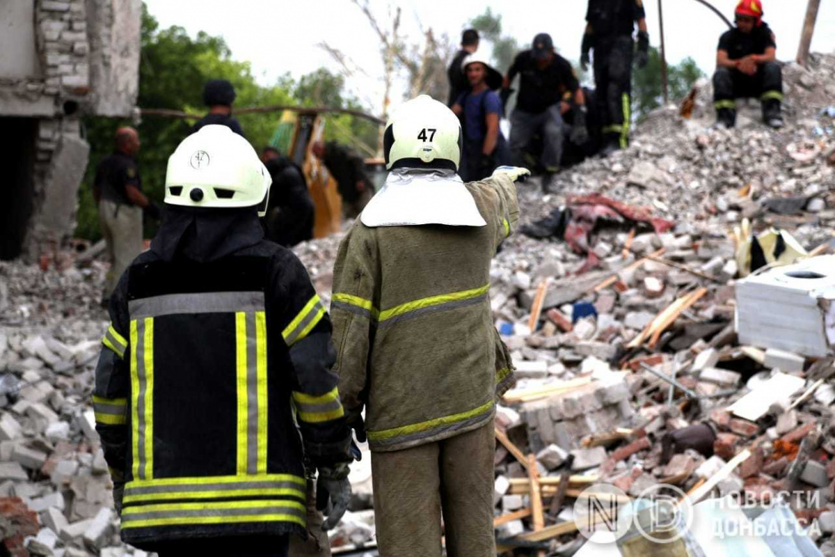 Разбор завалов в Часов Яре продолжается. Фото: Виктория Рощина / Новости Донбасса