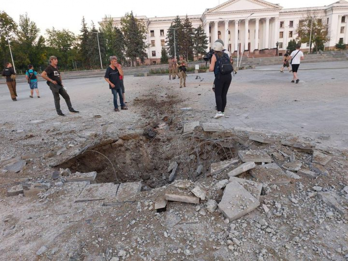 Місце попадання снаряда на площу Миру у Краматорську. Фото: Facebook Олександр Гончаренко