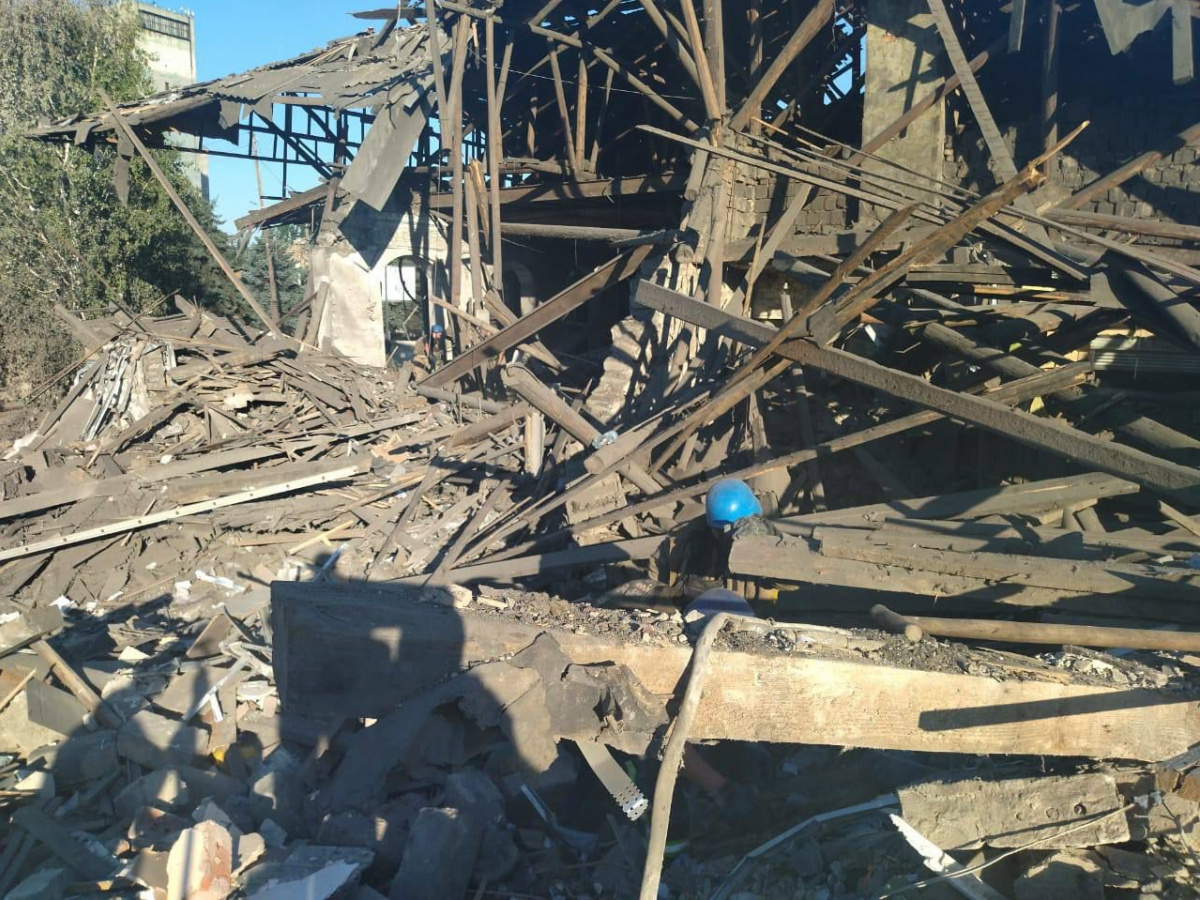 Последствия удара по зданию в Торецку. Фото: ГСЧС