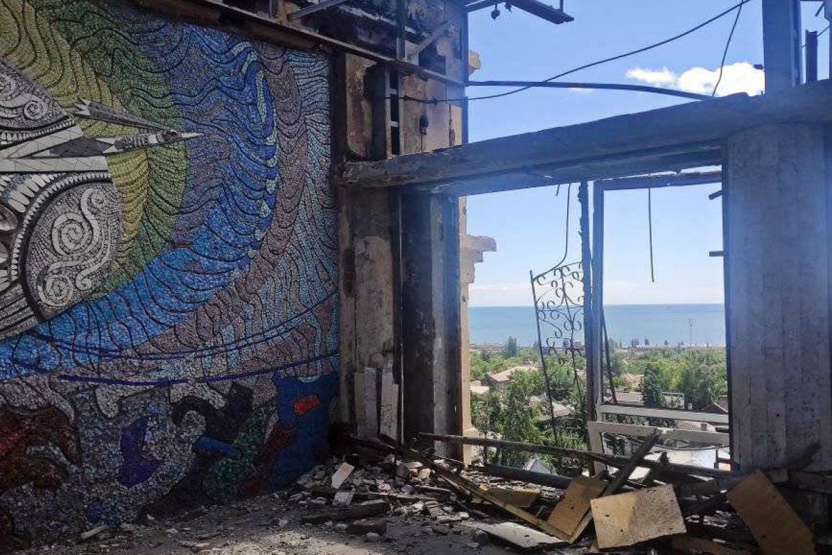 Зруйнована мозаїка Алли Горської. Фото: Іван Станіславський / Facebook