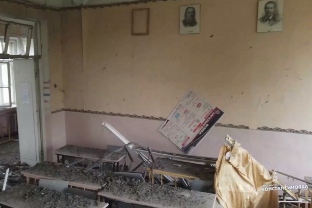 Школа после обстрела в Константиновке. Скриншот