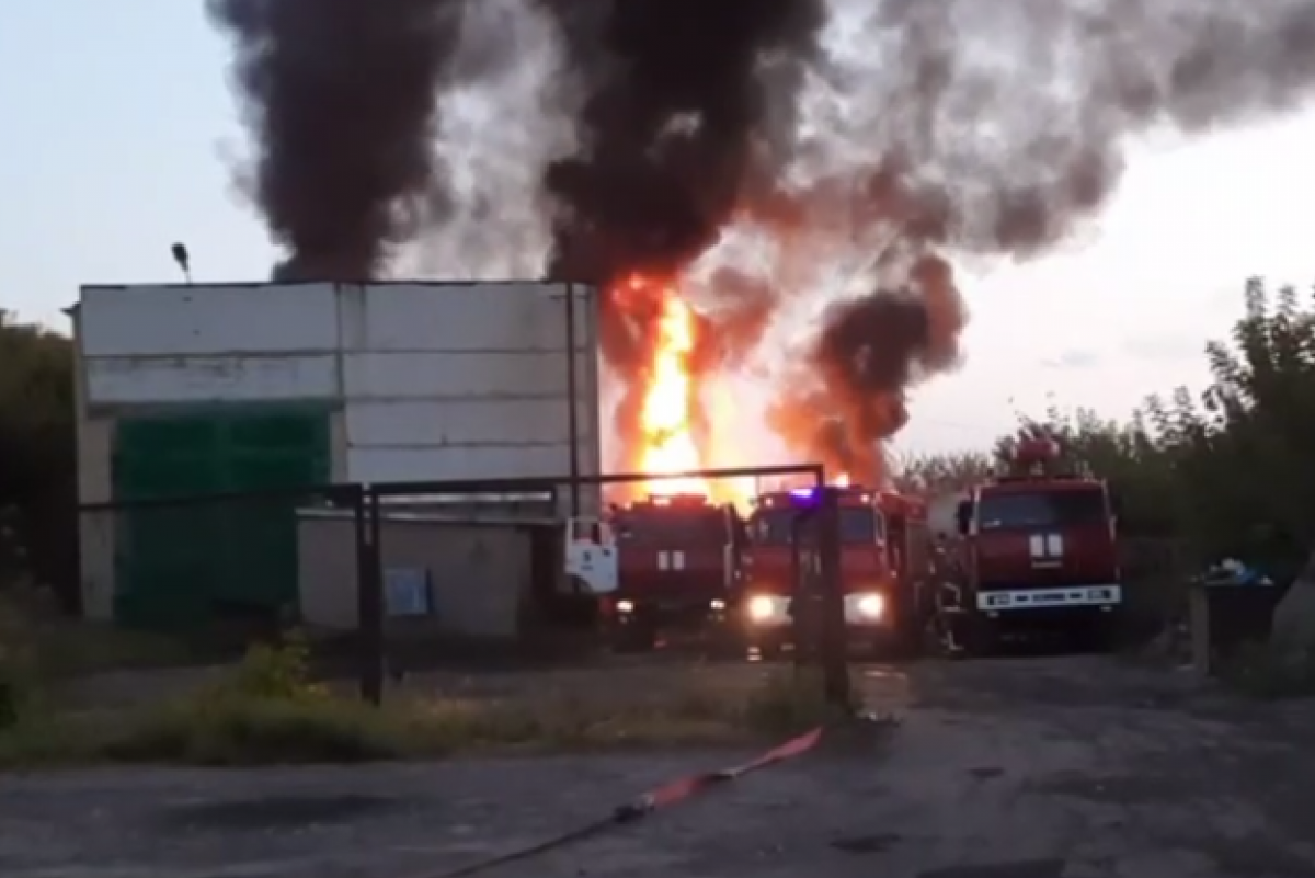 У Донецьку горить нафтобаза. Скріншот