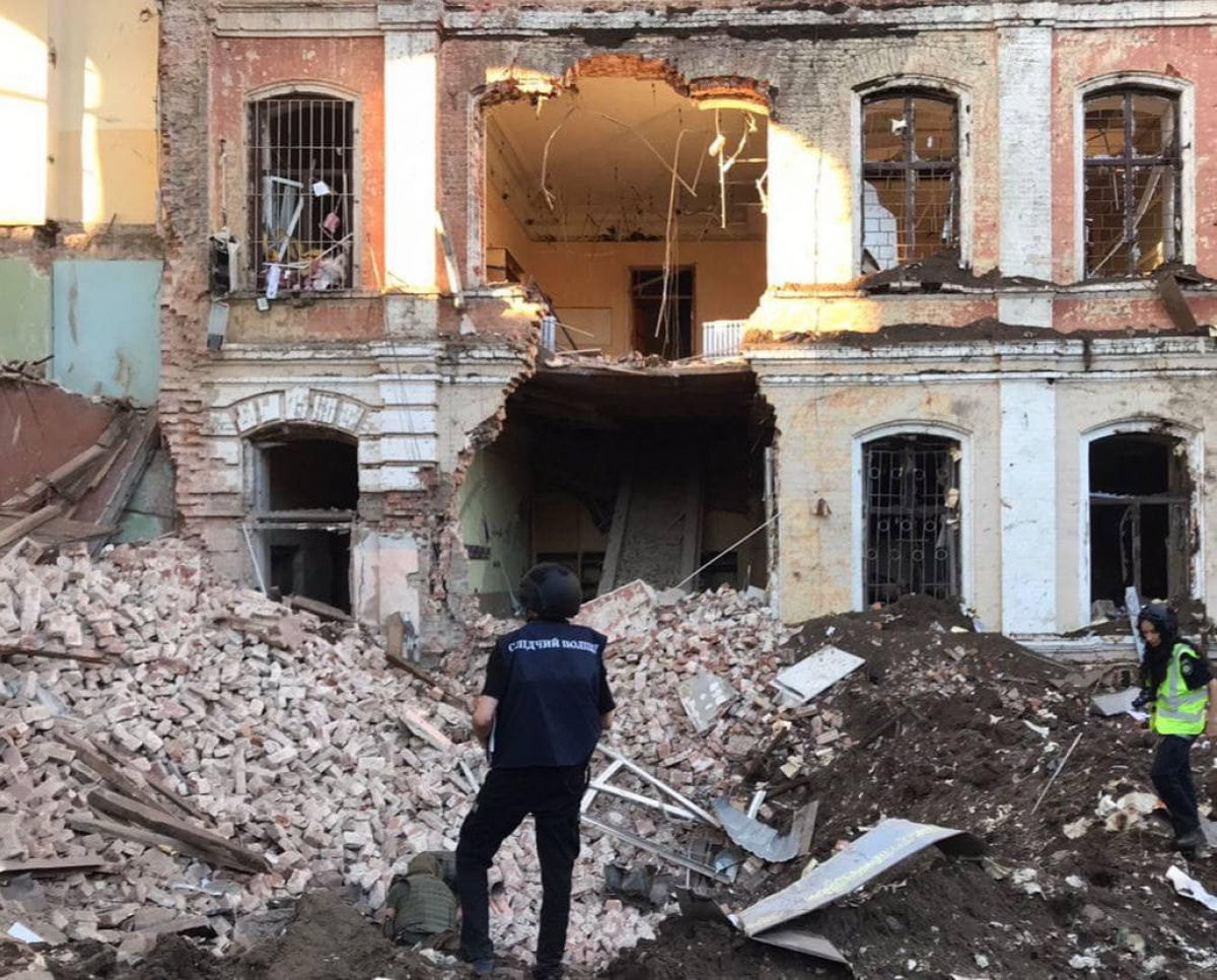 Полицейские показали фото последствий обстрела центра Харькова ракетами «С-300»