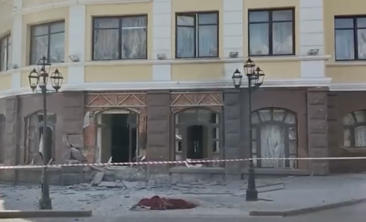 Готель «Донбас палас» після обстрілу. Скріншот