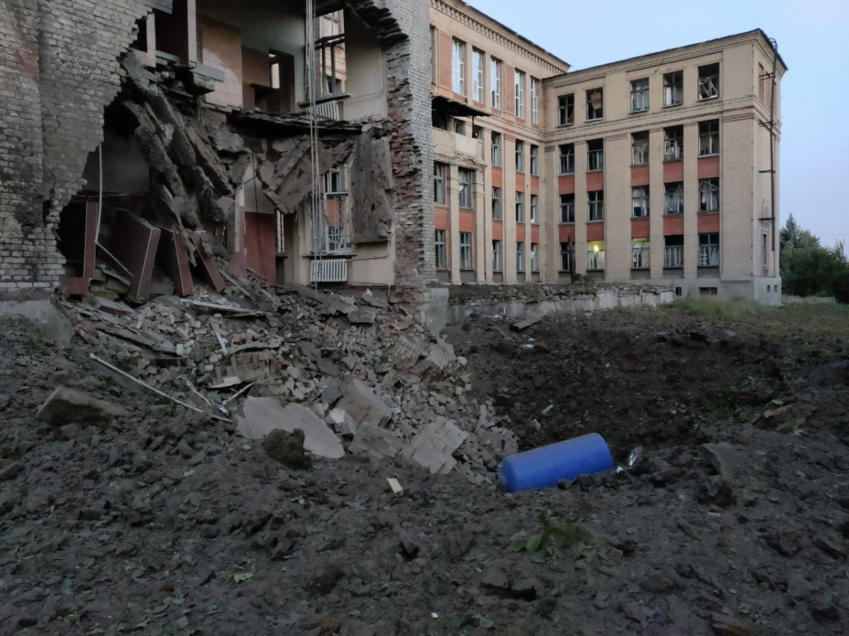 Донецкая ОВА показал последствия утреннего обстрела школы в Константиновке