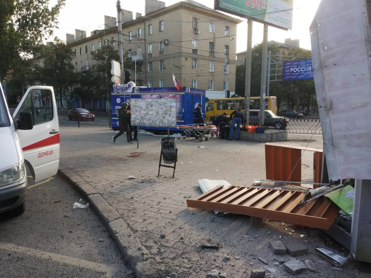 У Донецьку обстріляно автобусну зупинку поряд із парком: є загиблі та поранені