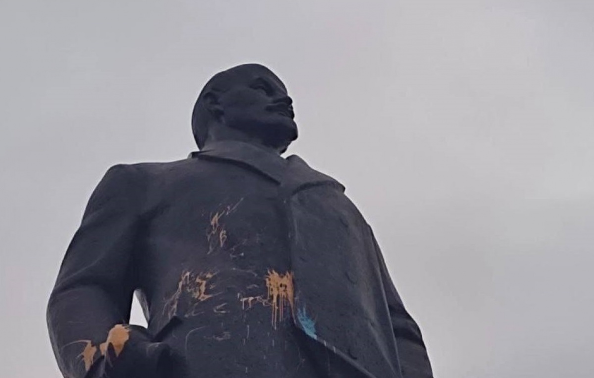 Памятник Ленину в Макеевке облили желтой и голубой красками