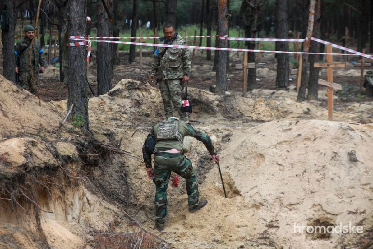 Масові поховання в Ізюмі: Братська могила українських військових та понад 460 нових могил