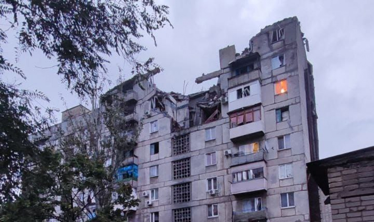 Наслідки обстрілу по дому у Торецьку. Фото: Донецька ОВА