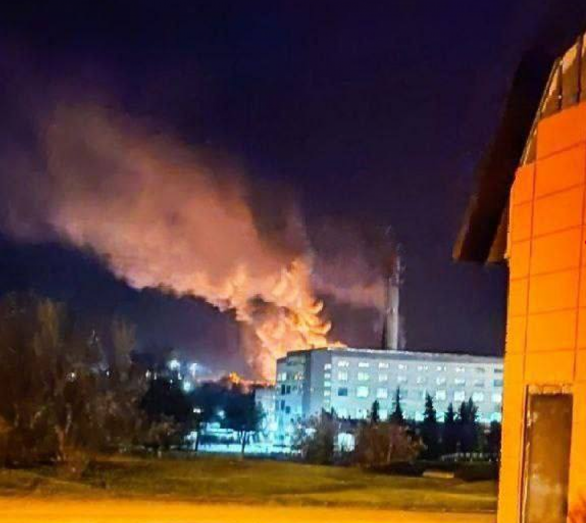 У Білгороді знову пожежа і чути вибухи