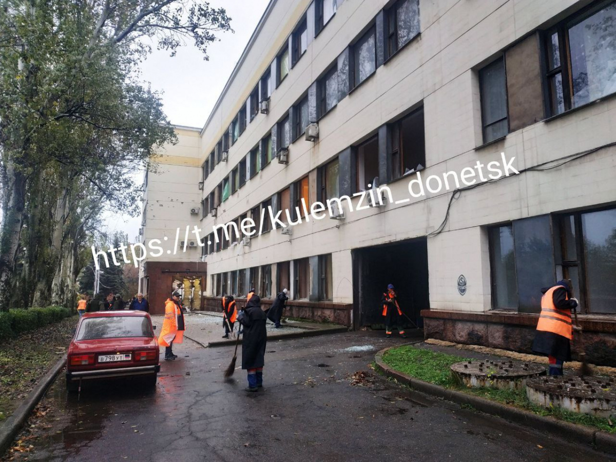 В Донецке показали, как выглядит здание администрации в центре после обстрела