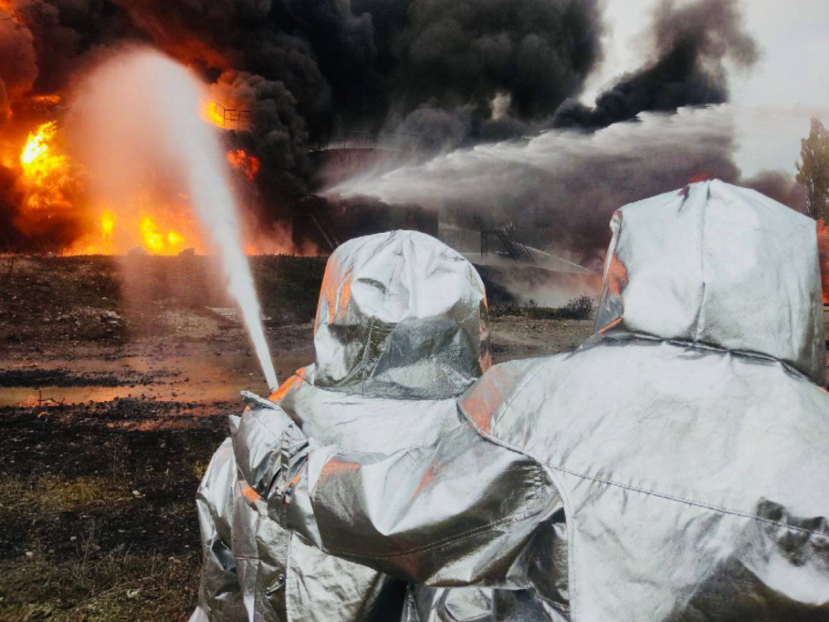 У Шахтарську продовжують гасити пожежу на нафтобазі